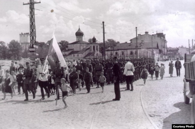 Военнослужащие Гвардейского батальона Русской освободительной армии РОА в Пскове. 22 июня 1943 года