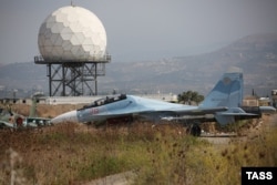 Российский многоцелевой истребитель Су-30 на базе в сирийской Латакии. Эти самолеты состоят на вооружении в том числе ВВС Индии