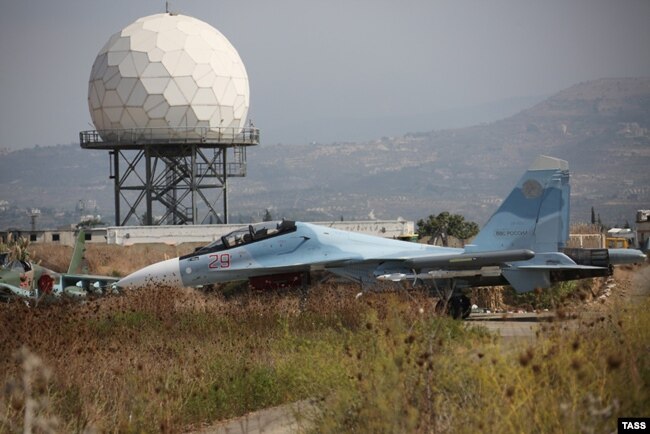 Российский многоцелевой истребитель Су-30 на базе в сирийской Латакии. Эти самолеты состоят на вооружении в том числе ВВС Индии