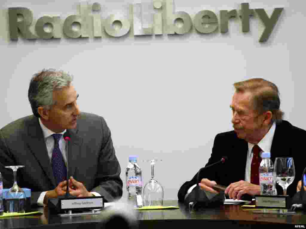 As honorary editor, President Havel gave a short introductory address, then directed the discussion of the day's news.