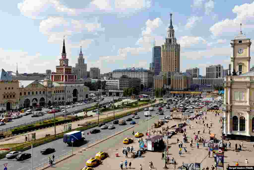 Гостиница &laquo;Ленинградская&raquo; в 2011 году. Расположенное в центре города здание сейчас является частью сети отелей Hilton. Ночь в президентском номере стоит около 1300 долларов.