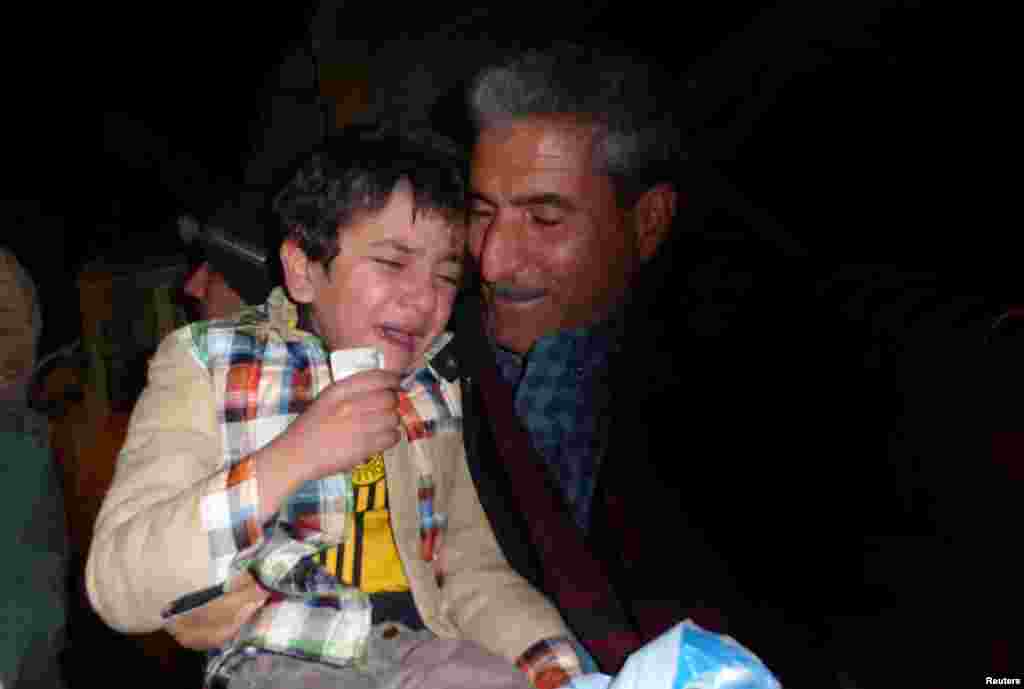 Несмотря на то, что большинство похищенных детей боевики тренируют в качестве солдат, мальчику повезло и он оказался в приюте. На фото &ndash; Айман в момент воссоединения с родственниками.