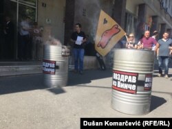 Гражданские активисты проводят в Белграде акцию протеста после пожара в хранилище ядерного топлива в Винче. 2017 год