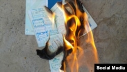 Фото из социальной сети, которое разместил пользователь Артем, подписав, что он сжигает свой казахстанский паспорт.