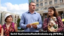 Сетра Валентина Катерина Сердюк (ліворуч) і колишній політв'язень Олег Сенцов (по центру)