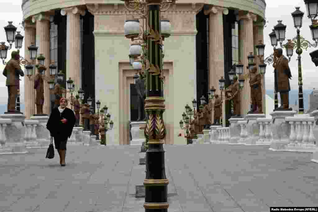 Новый мост через реку Вардар украшен статуями в честь известных деятелей культуры Македонии, начиная от художников и заканчивая популярными певцами.