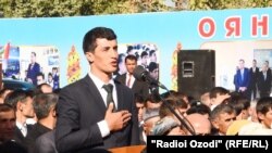 Saidsho Asrorov recited his own poetry in praise of Tajik President Emomali Rahmon, who was so impressed that he ordered the district leadership to arrange Asrorov's immediate marriage.