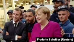 Emmanuel Macron și Angela Merkel discută cu angajații Airbus, 16 octombrie, 2019