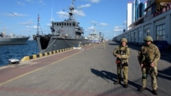 Корабль НАТО BGS Shkval 62 и украинские военные на морском вокзале в Одессе