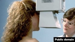 Маммография – рентгеновское просвечивание груди — может показать возникновение новообразований в 90% случаев. Но только биопсия дает точный ответ: есть ли злокачественная опухоль. Фото U.S. Department of Health and Human Services.