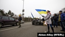 Kiyevin giriş-çıxışlarında könüllü müdafiə dəstələri post qurublar
