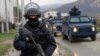 Член спецпідрозділу поліції в Косові охороняє конвой, в якому перебуває Марк Дюрич, керівник Бюро сербського уряду в справах Косова. Мітровиця, 26 березня 2018 року