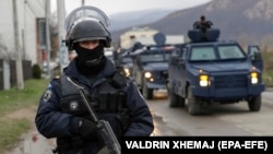 Член спецпідрозділу поліції в Косові охороняє конвой, в якому перебуває Марк Дюрич, керівник Бюро сербського уряду в справах Косова. Мітровиця, 26 березня 2018 року