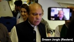 Пакистандын мурдагы премьер-министри Наваз Шариф Абу-Даби аэропортунда Лахорго учаар алдында. 13-июль, 2018-жыл.