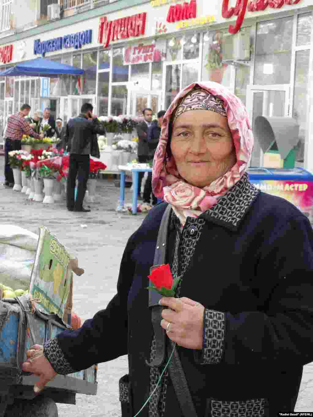 Прадавачка на рынку ў Душанбэ (Таджыкістан).