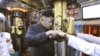 Ким Чен Ын на капитанском мостике северокорейской подводной лодки 