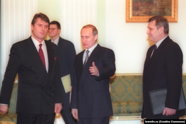 Виктор Ющенко и Владимир Путин на встрече в Кремле в 2000 году