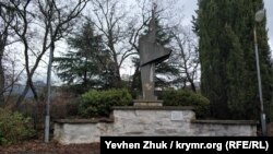 Монумент в честь 40-летия Победы установлен на средства военного санатория