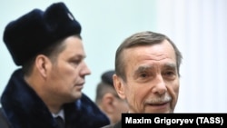 Лидер движения «За права человека» Лев Пономарев (справа)