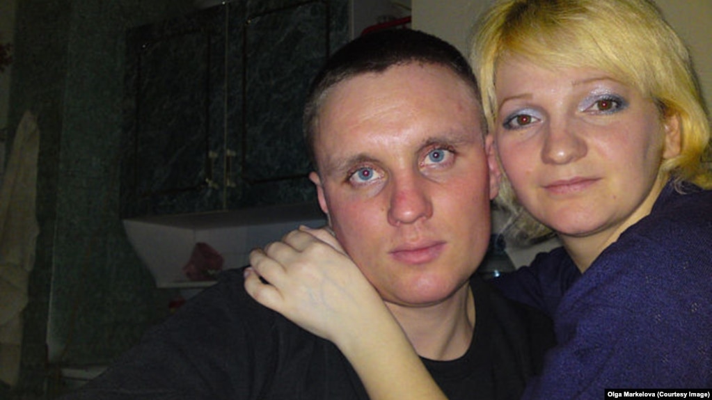 Погибший Дмитрий Маркелов с женой Ольгой