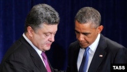 Petro Poroshenko (majtas) gjatë takimit të sotëm me presidentin amerikan Barack Obama në Varshavë