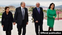 Нагорный Карабах - Президент Армении Армен Саркисян с супругой Нунэ Саркисян (слева) и президент Нагорного Карабаха Бако Саакян с супругой Анаит Саакян, 15 октября 2018 г. 