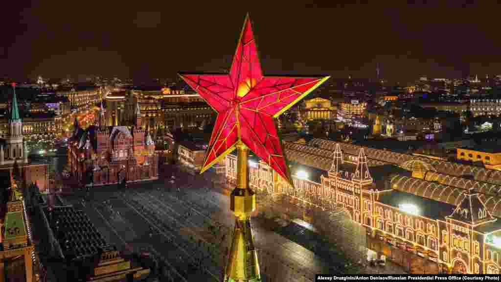 Пять рубиновых звезд на шпилях Кремля впервые зажглись в 1937 году.