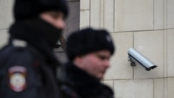Полицейские на фоне камеры наблюдения, Москва январь 2020 года