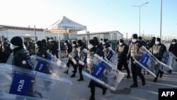 Турецкий полицейский спецназ готовится к разгону студенческих митингов в Анкаре. Январь 2021 года