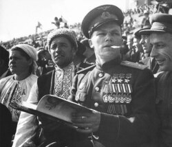 Іван Кожедуб (1920–1991) – радянський військовик українського походження, льотчик-винищувач, найрезультативніший ас в авіації Антигітлерівської коаліції за весь час Другої світової війни. На його рахунку 64 повітряні перемоги