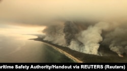 Лесные пожары на побережье Восточного Гиппсленда. Штат Виктория, Австралия, 4 января 2020 года. Аэрофотоснимок сделан с самолета AMSA Challenger.
