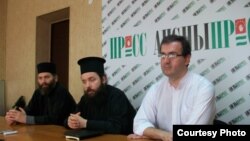 На следующий день после круглого стола по вопросу восстановления автокефалии Абхазской православной церкви прошел брифинг представителей Сухумо-Пицундской епархии