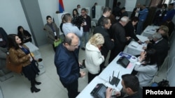 Armenia - Armenians vote in parliamentary elections at a polling station in Yerevan, 2Apr2017.