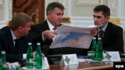 First Deputy Prime Minister Vitaly Yarema (right) with Interior Minister Arsen Avakov (center) and Justice Minister Pavlo Petrenko at a National Security and Defense Council meeting on June 16.