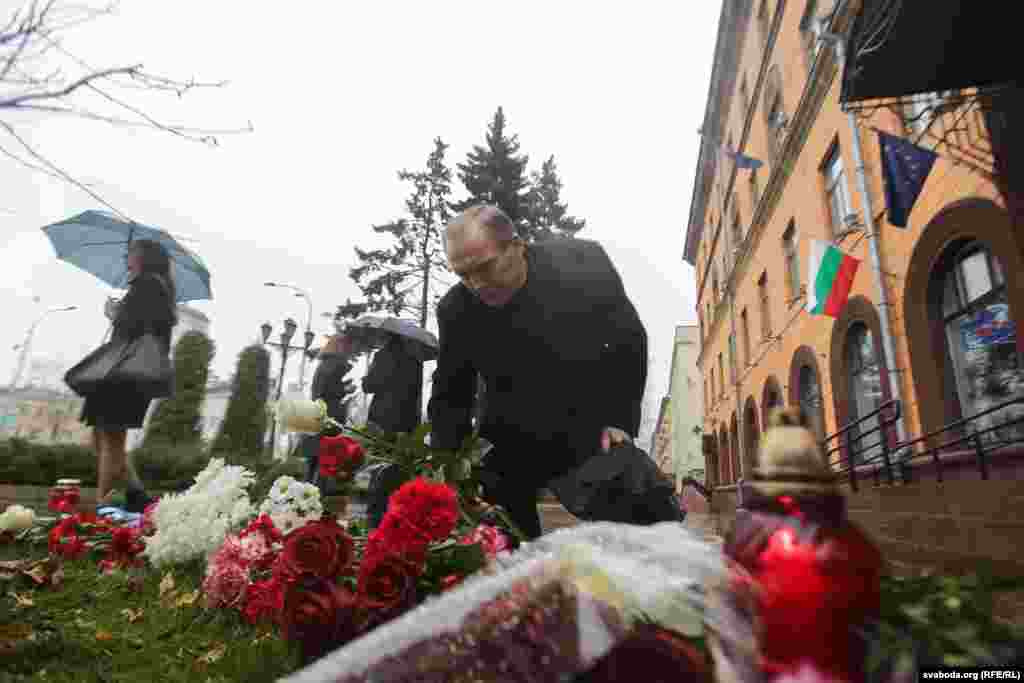 Минскідегі Франция елшілігі алдына гүл қойып жатқан адамдар. Беларус, 14 қараша 2015 жыл.