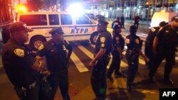 Полиция қызметкерлері жарылыс болған аймақты қоршап тұр. Нью-Йорк, АҚШ, 17 қыркүйек 2016 жыл.