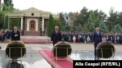 De la stânga la dreapta: preşedintele legislativului Andrian Candu, şeful statului Igor Dodon şi premierul Pavel Filip