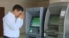 Житель Туркменистана, сняв деньги в банкомате, прикладывает наличность ко лбу, выражая благодарность руководству страны за удобство и заботу. Кадры были показана государственным телевидением Туркменистана в июне 2017 года. (иллюстративное фото) 