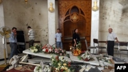 مواطنون مسيحيون يتفقدون الأضرار التي الحقها تفجير كنيسة سيدة النجاة في بغداد
