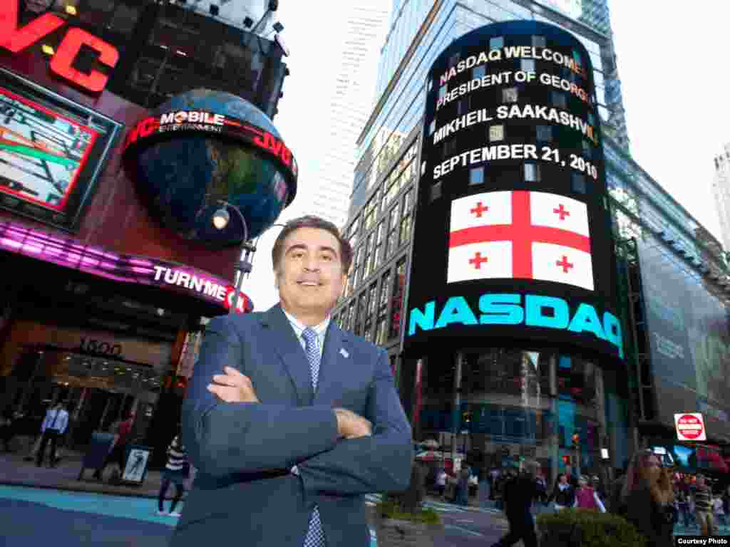 საქართველოს პრეზიდენტი NASDAQ-ის კოშკის ფონზე - 21 სექტემბერს, ადგილობრივი დროით 16 საათზე, საქართველოს პრეზიდენტმა მიხეილ სააკაშვილმა ბოლო ზარის დარეკვით დაასრულა ვაჭრობა მსოფლიოს ერთ-ერთ უდიდეს საფონდო ბირჟაზე - NASDAQ-ზე. ნიუ იორკის ტაიმს სკვერზე გამართულ ამ ღონისძიებაზე მისასალმებელი სიტყვა წარმოთქვა NASDAQ-OMX-ჯგუფის აღმასრულებელმა ვიცე-პრეზიდენტმა ედვარდ ნაიტმა.