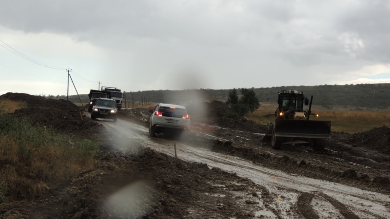 Керчь: парализовано автодвижение в Курортное, десятки машин застряли в грязи (+видео)