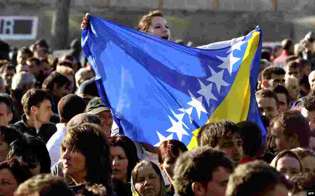 Hrvatska - U Puli su Fikreta Abdića dočekale hiljade pristalica iz Velike Kladuše, te drugih dijelova Cazinske krajine,09.03.2012. Foto: AFP / Hrvoje Polan 