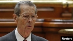 Former Romanian King Michael addresses parliament in Bucharest.