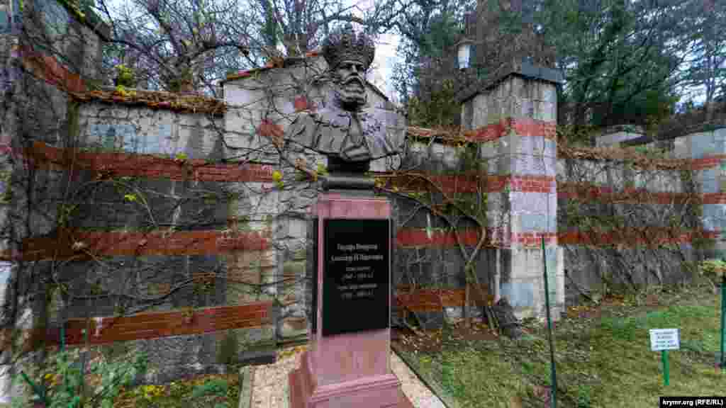 Crimeea este o parte a Ucrainei ocupată ilegal de Rusia în 2014. Acest bust de bronz comandat sculptorului Apollonov, a fost dezvelit în 2017, pentru a-l comemora pe Țarul Alexandru al III-lea.