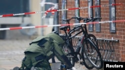 خبير متفجرات يفحص رزمة تركت امام مقهى في كوبنهاغن 17 شباط 2015