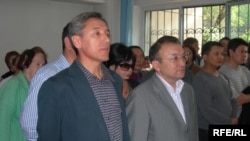 Председатель партии «Азат» Болат Абилов и председатель движения «Шанырак» Асылбек Кожахметов слушают приговор по своему делу. Алматы, 22 мая 2009 года.