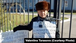 77-летний житель Восточно-Казахстанской области Владимир Тарасов проводит акцию протеста, приковав себя цепью к воротам областного суда. Усть-Каменогорск, 24 октября 2018 года. 