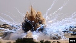 Ілюстраційне фото: на півдні Смуги Гази знищують вибухами старі фосфорні боєприпаси, фото 22 березня 2010 року
