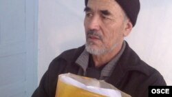 Гражданский активист и журналист Азимжан Аскаров на свидании в тюрьме с представителями делегации БДИПЧ/ОБСЕ. Бишкек, 15 декабря 2011 года.