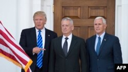 Donald Trump (solda) James Mattis (ortada) və Vitse-Prezident seçilən Mike Pence